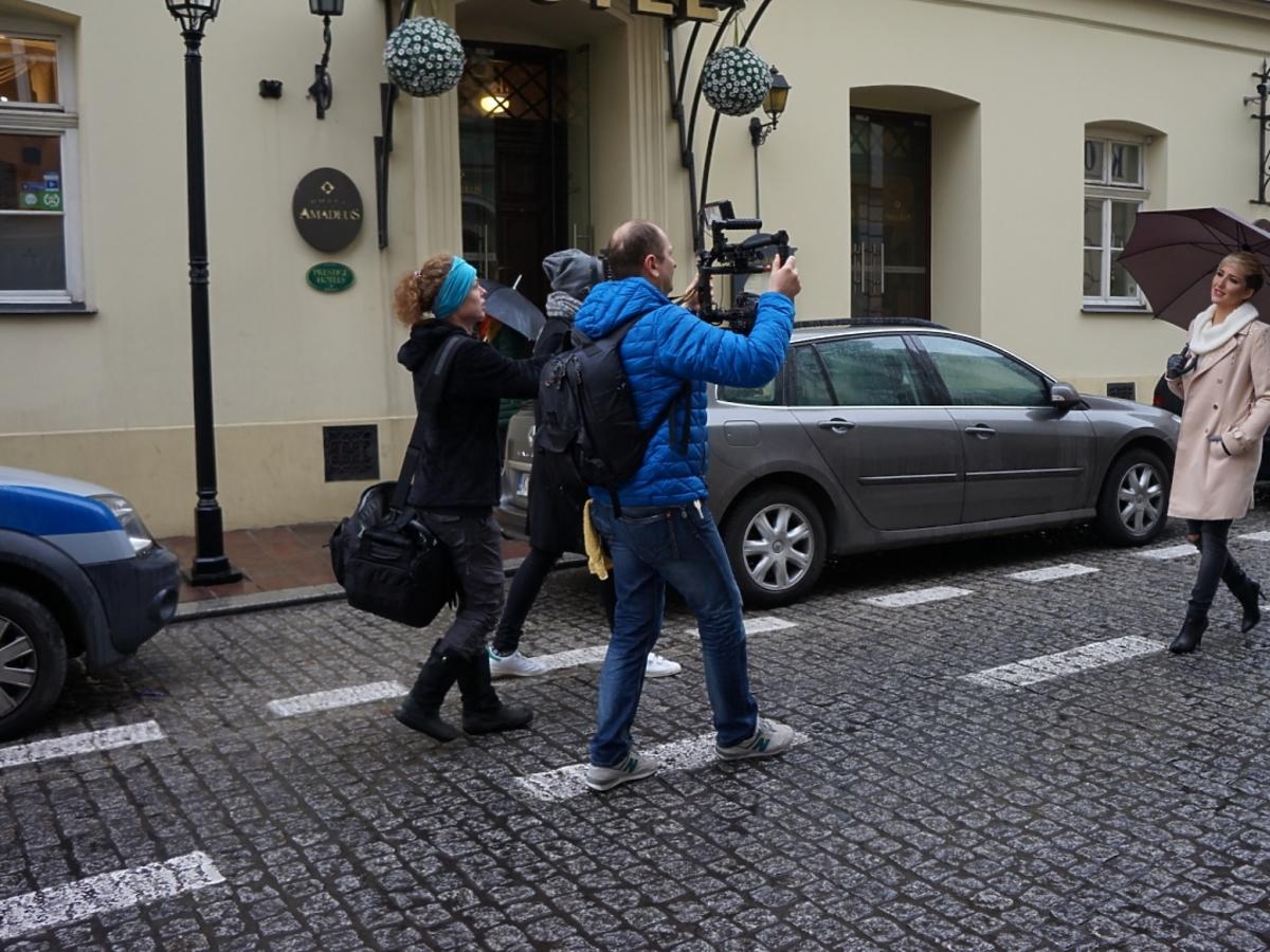 Magda Steczkowska w beżowym płaszczu