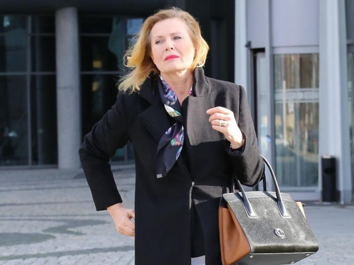 Grażyna Szapołowska pod studiem TVP