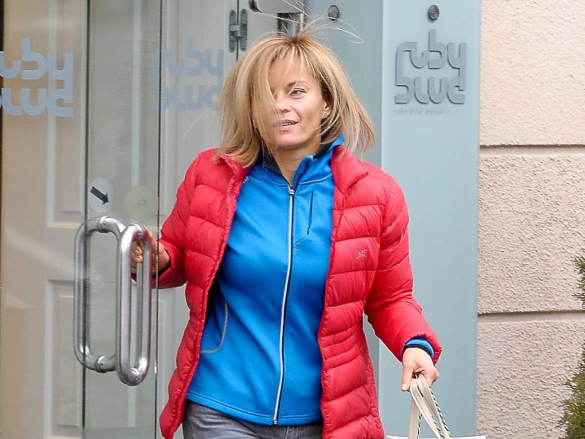 Małgorzata Foremniak w niebieskiej bluzie i czerwonej kurtce