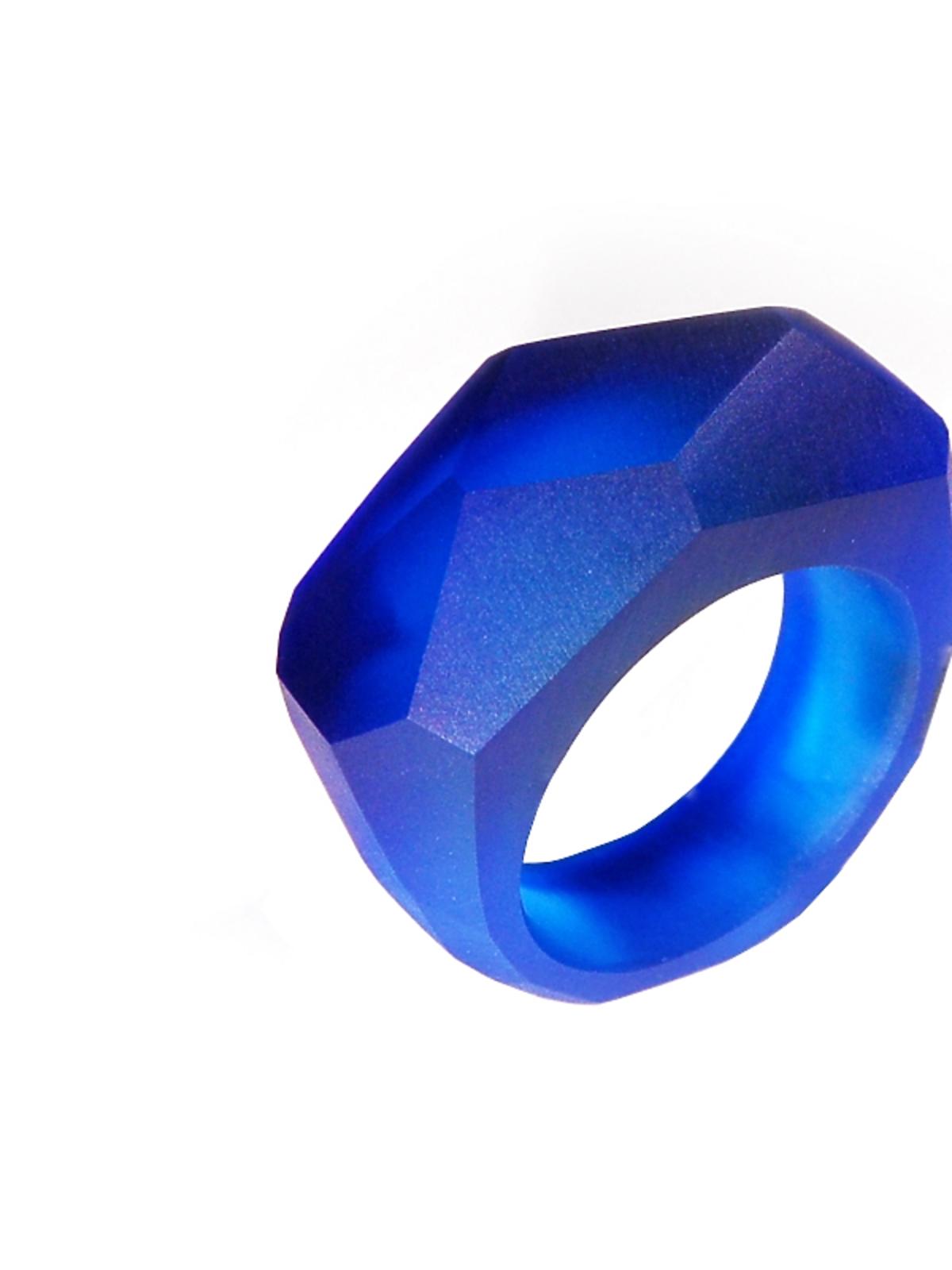 kobaltowy pierścionek