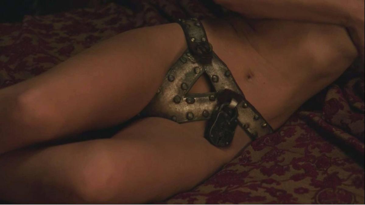 Alicja Bachleda-Curuś leży na łóżku w pasie cnoty w amerykańskim serialu