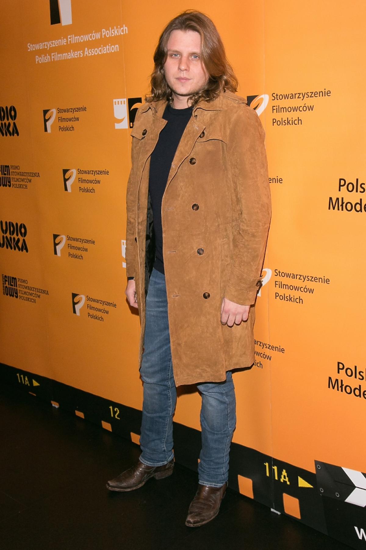 Piotr Woźniak Starak w brązowym płaszczu