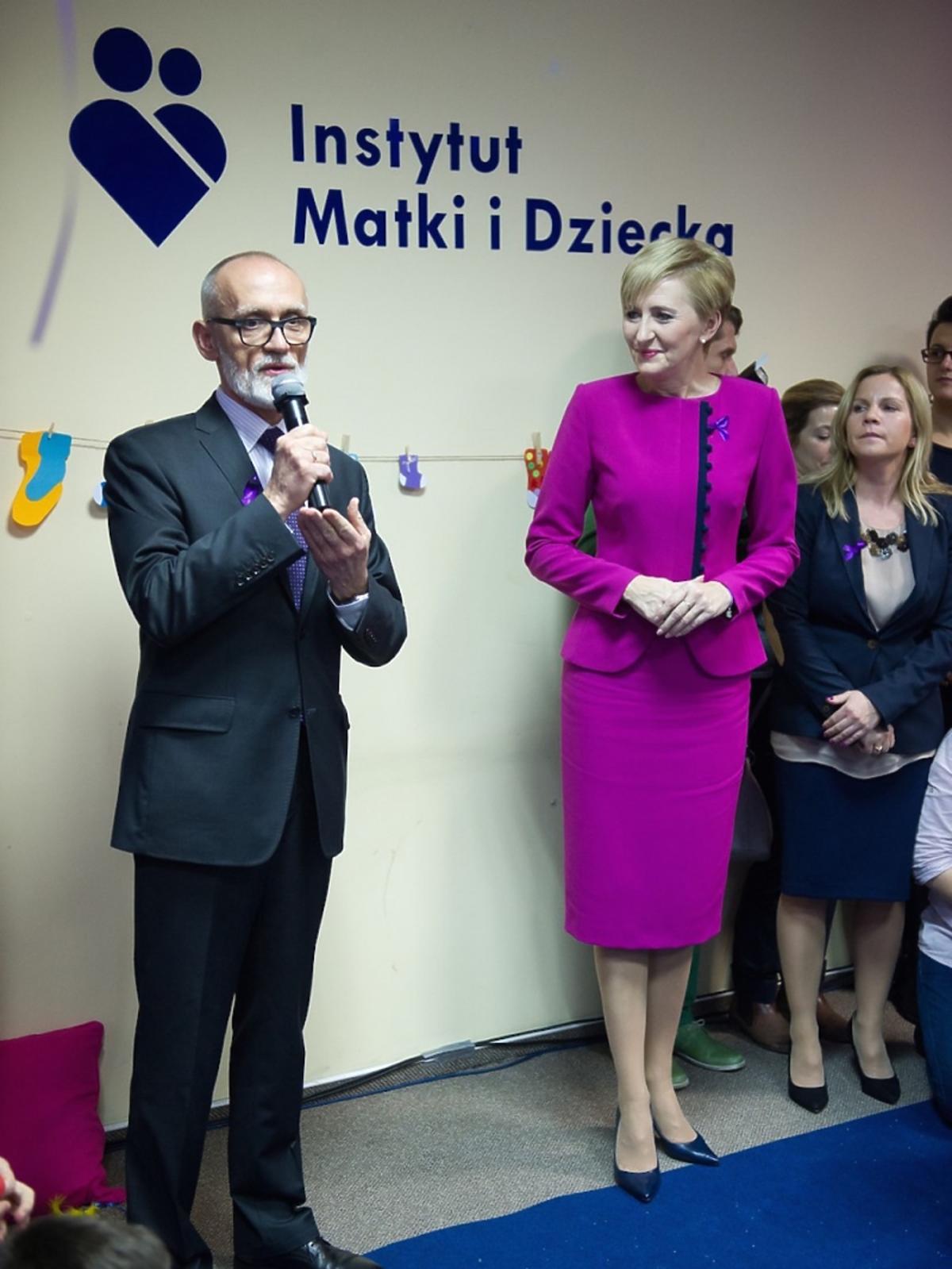 Agata Duda w fuksjowej spódnicy