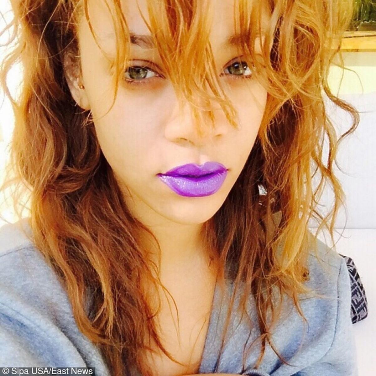 Rihanna z fioletowymi ustami