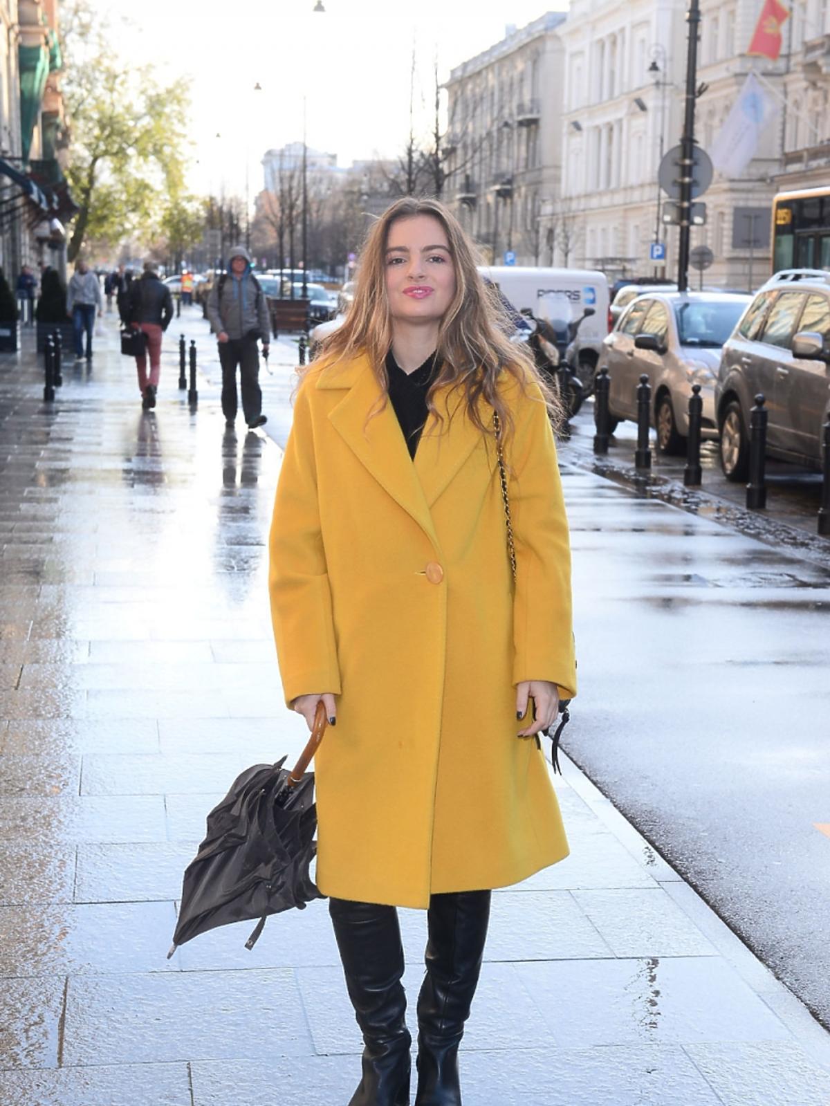 Maria Niklińska w żółtym płaszczu
