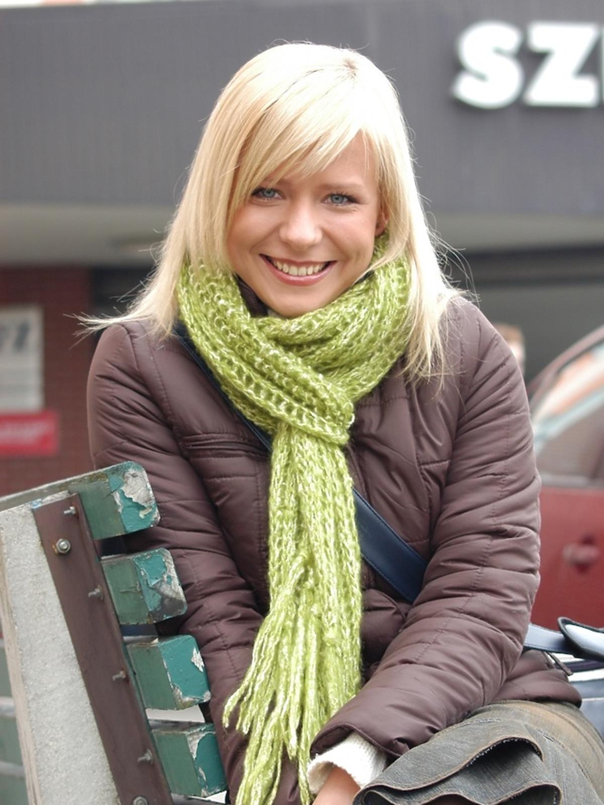 Aneta Zając z zielonym szalikiem w grzywce i blond długich włosach w serialu Pierwsza Miłość z 2005 roku