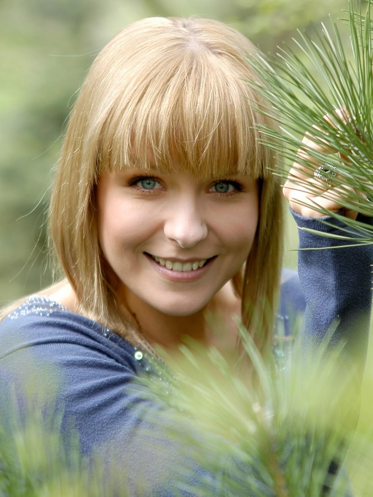 Aneta Zając w grzywce i niebieskim sweterku w serialu Pierwsza Miłość z 2006 roku