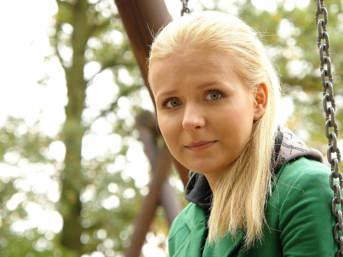 Aneta Zając w zielonym swetrze w długich włosach w serialu Pierwsza Miłość z 2008 roku