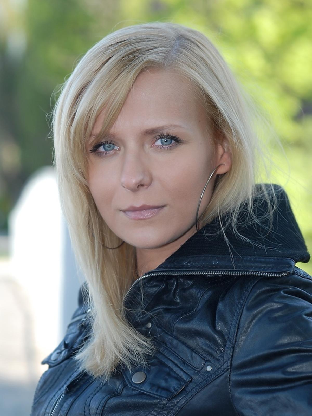 Aneta Zając w czarnej kurtce długich włosach w serialu Pierwsza Miłość z 2009 roku