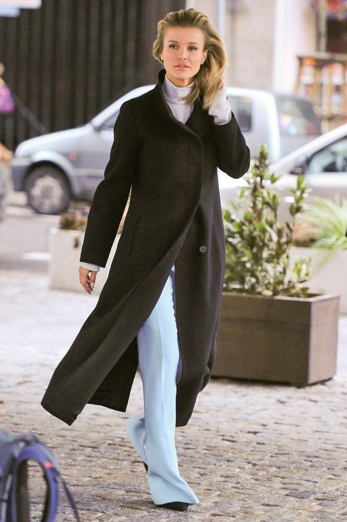 Joanna Krupa w czarnym płaszczu, niebieskim płaszczu, kremowym golfie