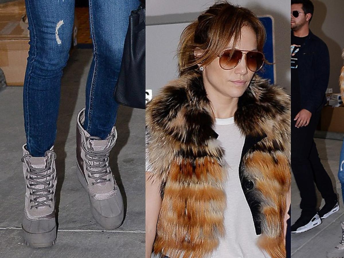 Jennifer Lopez z futrzaną kamizelką, dżinsach, beżowych buty, białej koszulce