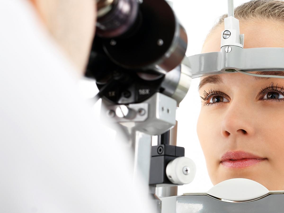 badanie wzroku urządzeniem okulistycznym