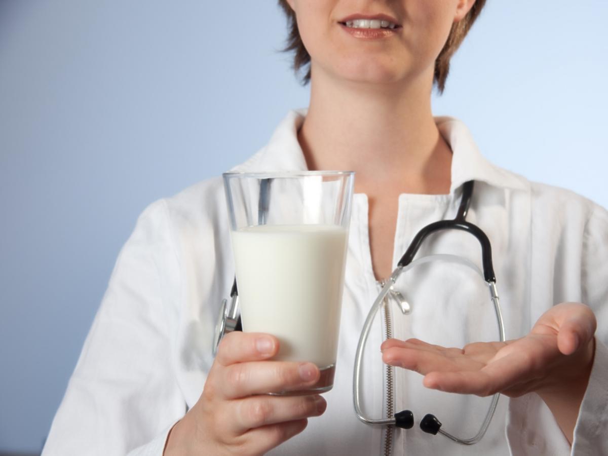 kobieta trzymająca szklankę mleka