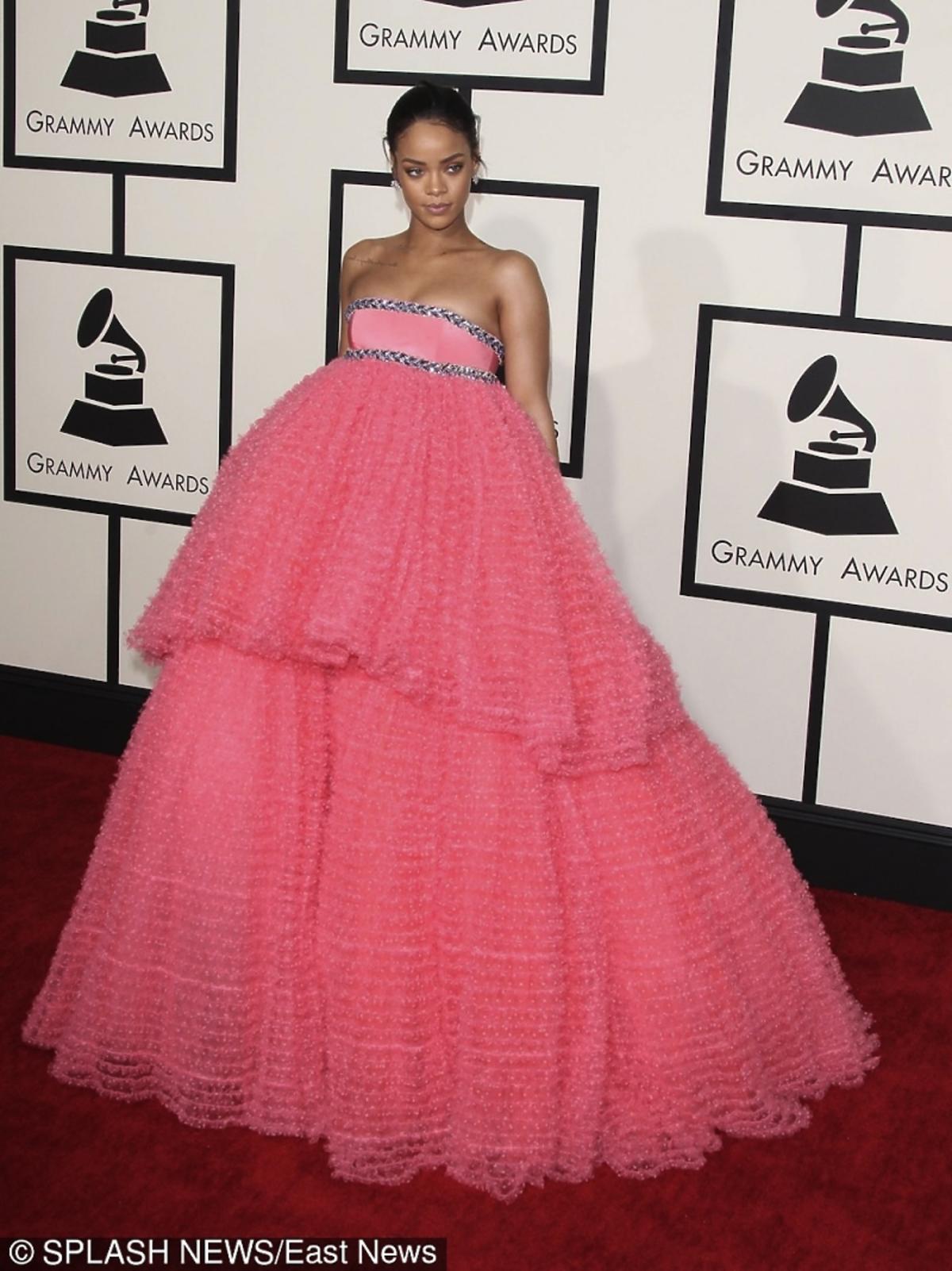 Rihanna w różowej sukni z falbanami na czerwonym dywanie