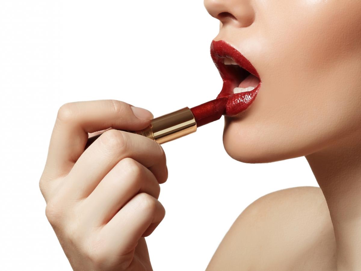 kobieta malująca usta na czerwono