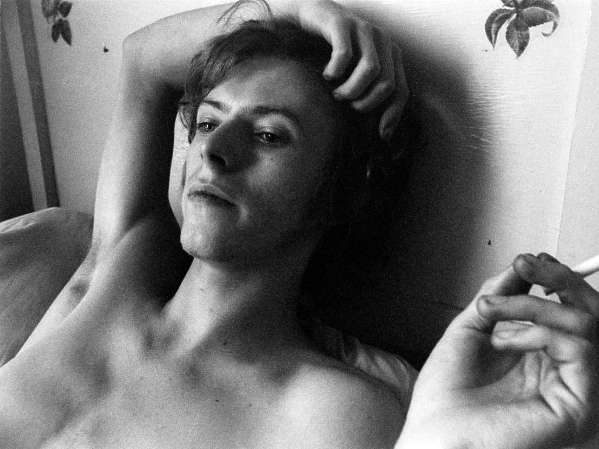 David Bowie pali papierosa