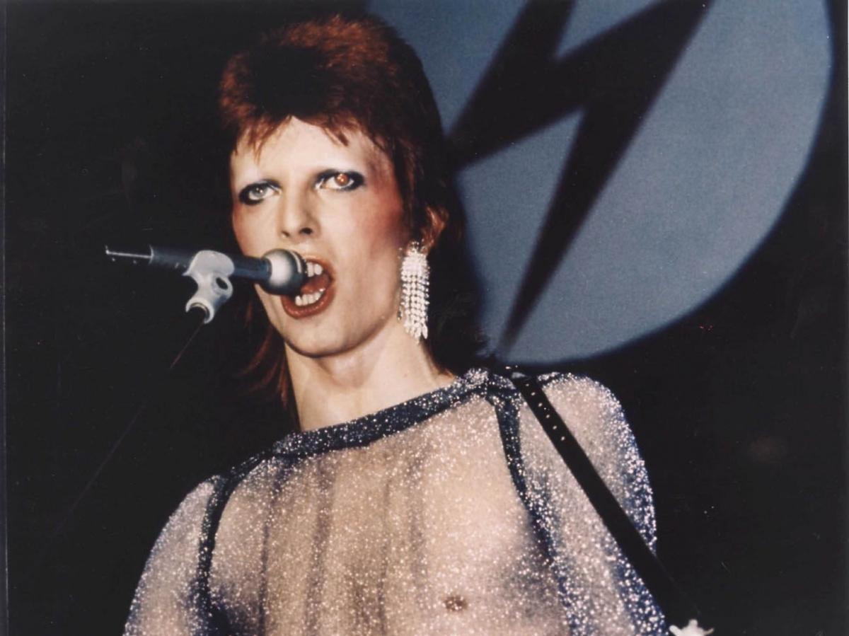David Bowie w przeźroczystej koszulce na scenie