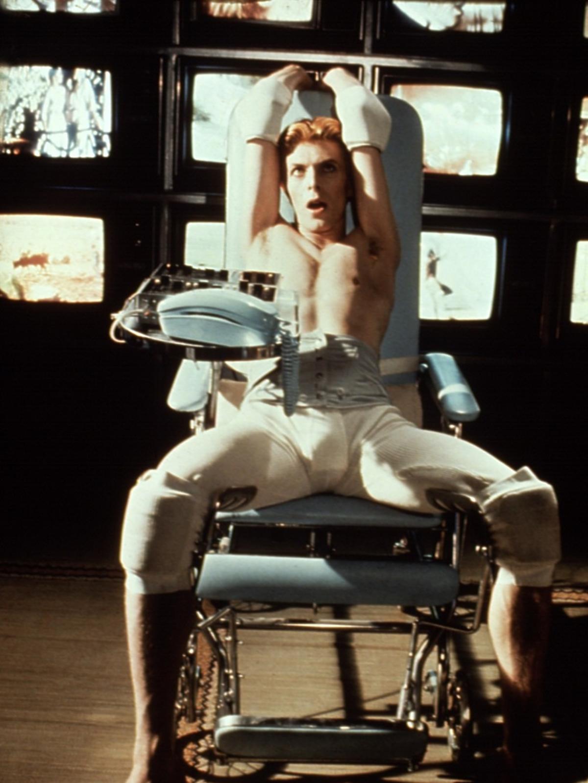 kadr z filmu z Davidem Bowie