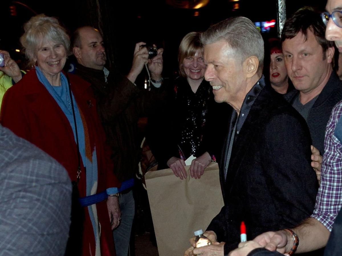 David Bowie stoi w tłumie