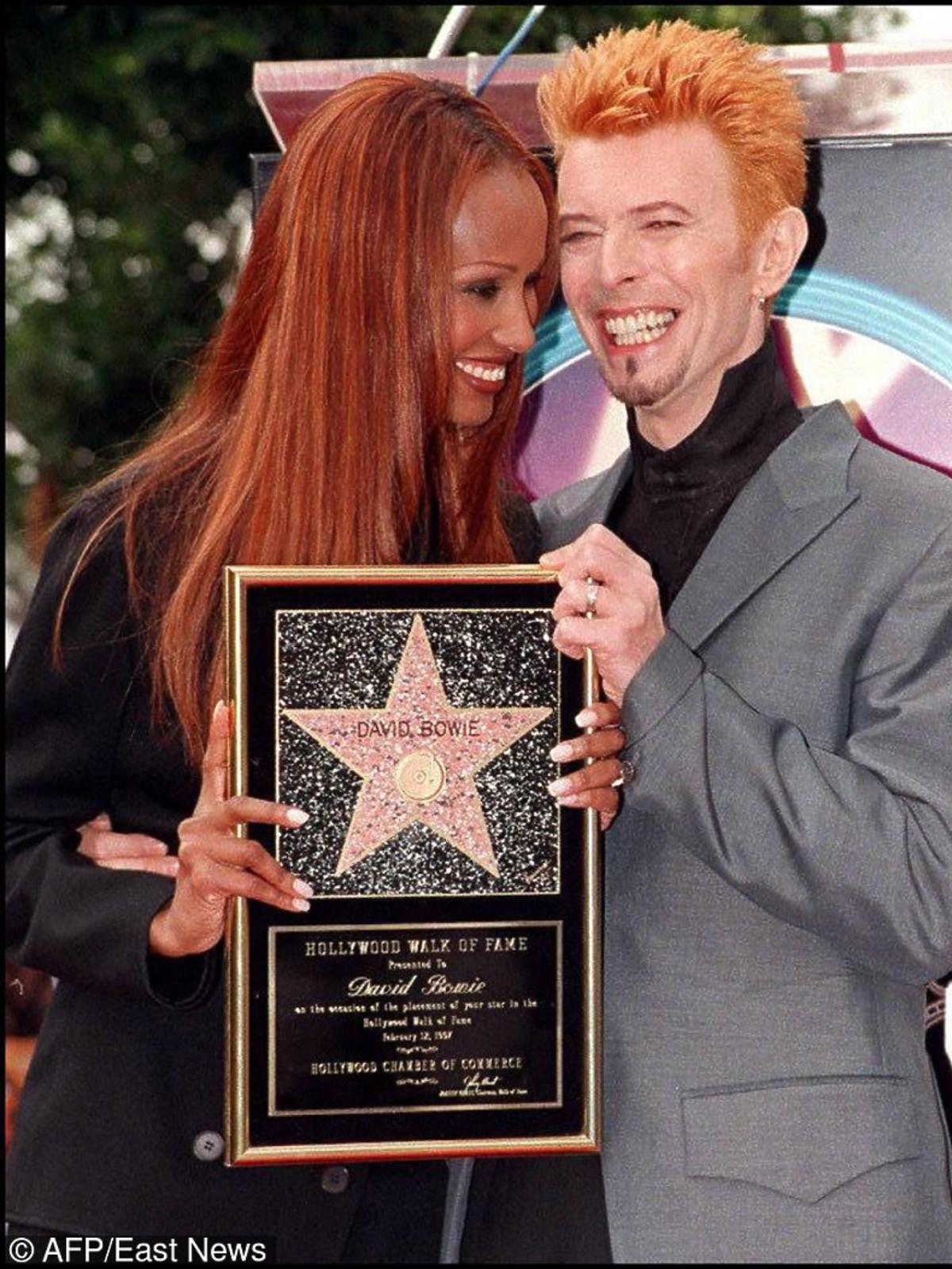 David Bowie z Oman trzymają gwiazdę