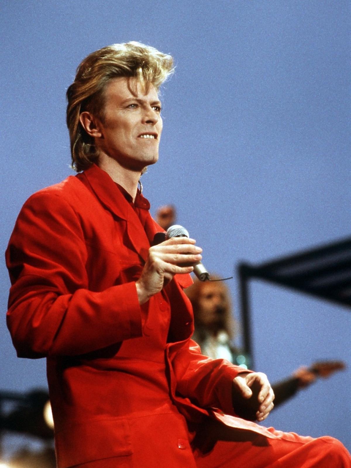 David Bowie w czerwonym garniturze