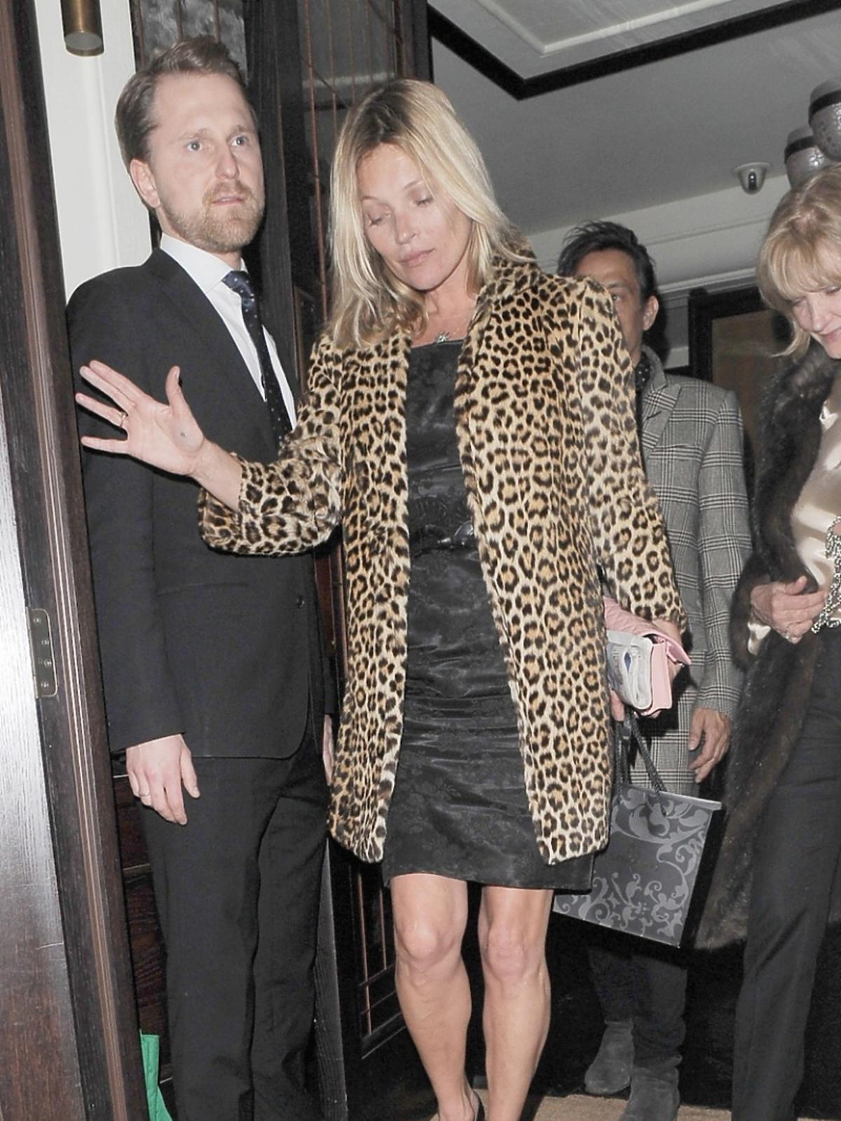 Kate Moss w płaszczu w panterkę wychodzi z lokalu
