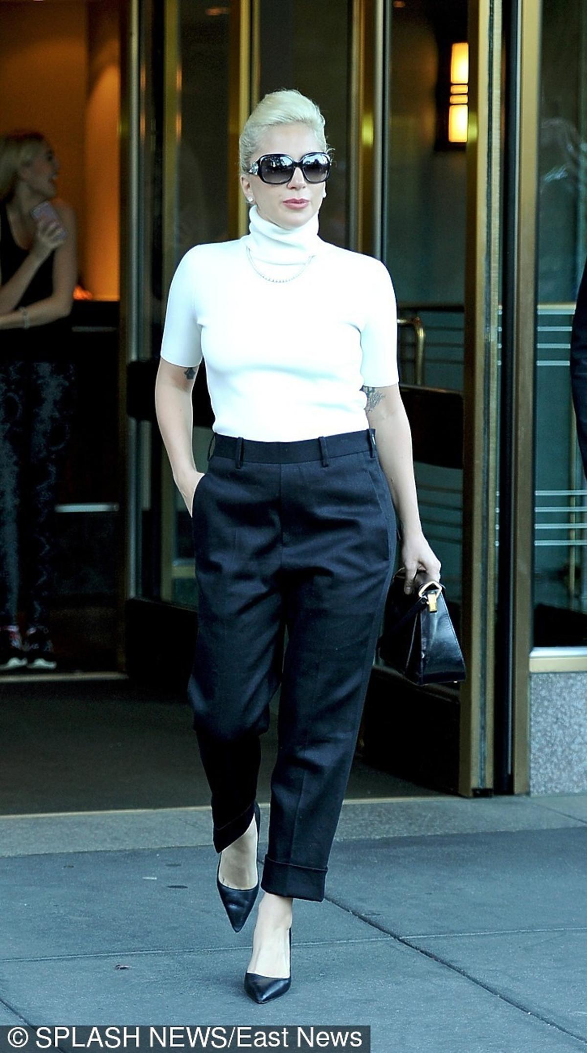 Lady Gaga w białym golfie w czarnych spodniach
