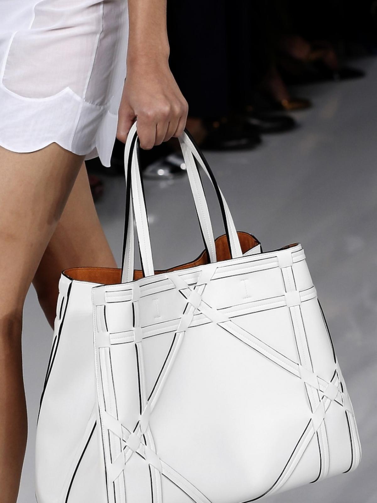 Biała torba na pokazie marki Dior