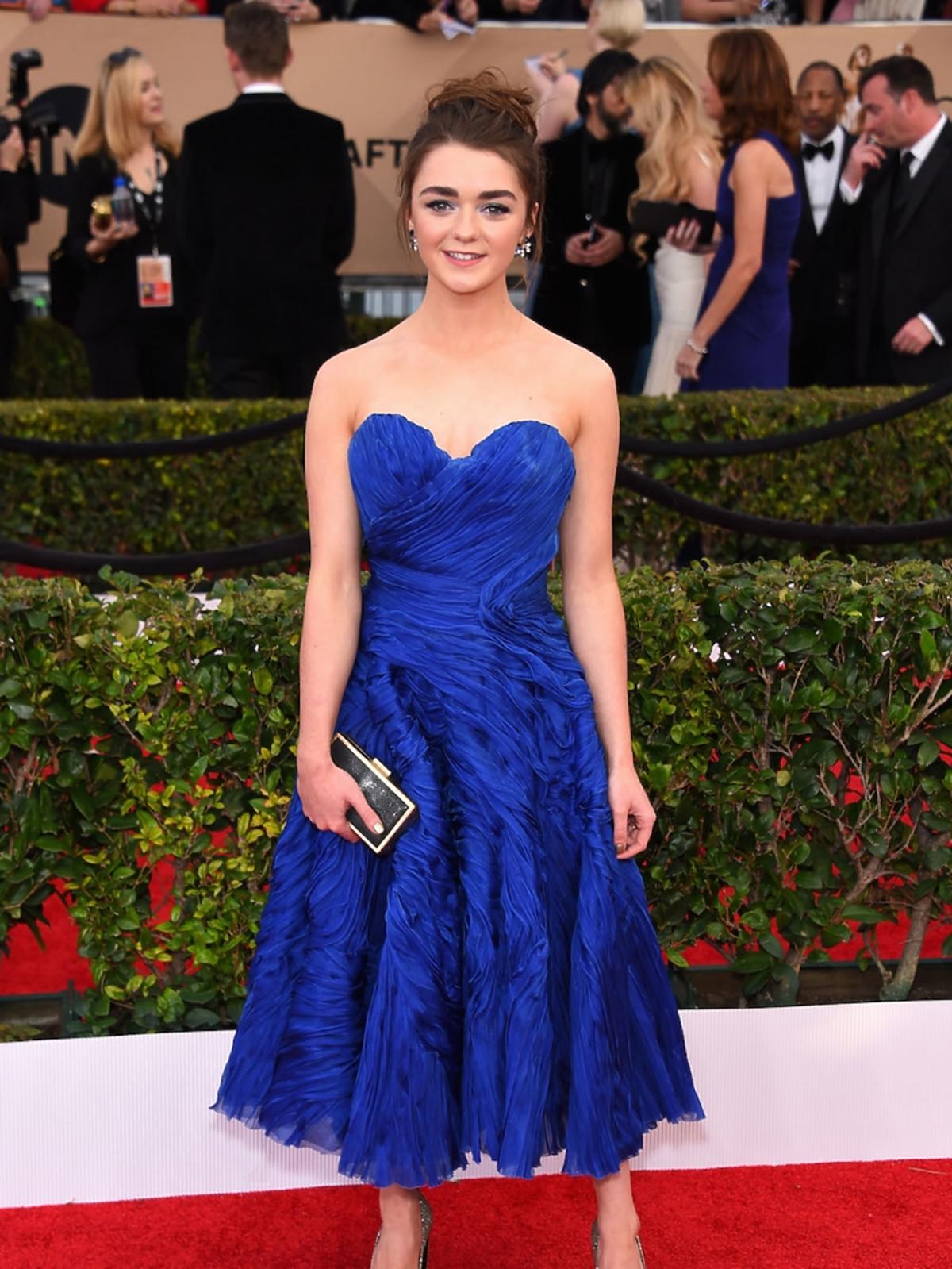 Maisie Williams w niebieskiej sukni na czerwonym dywanie