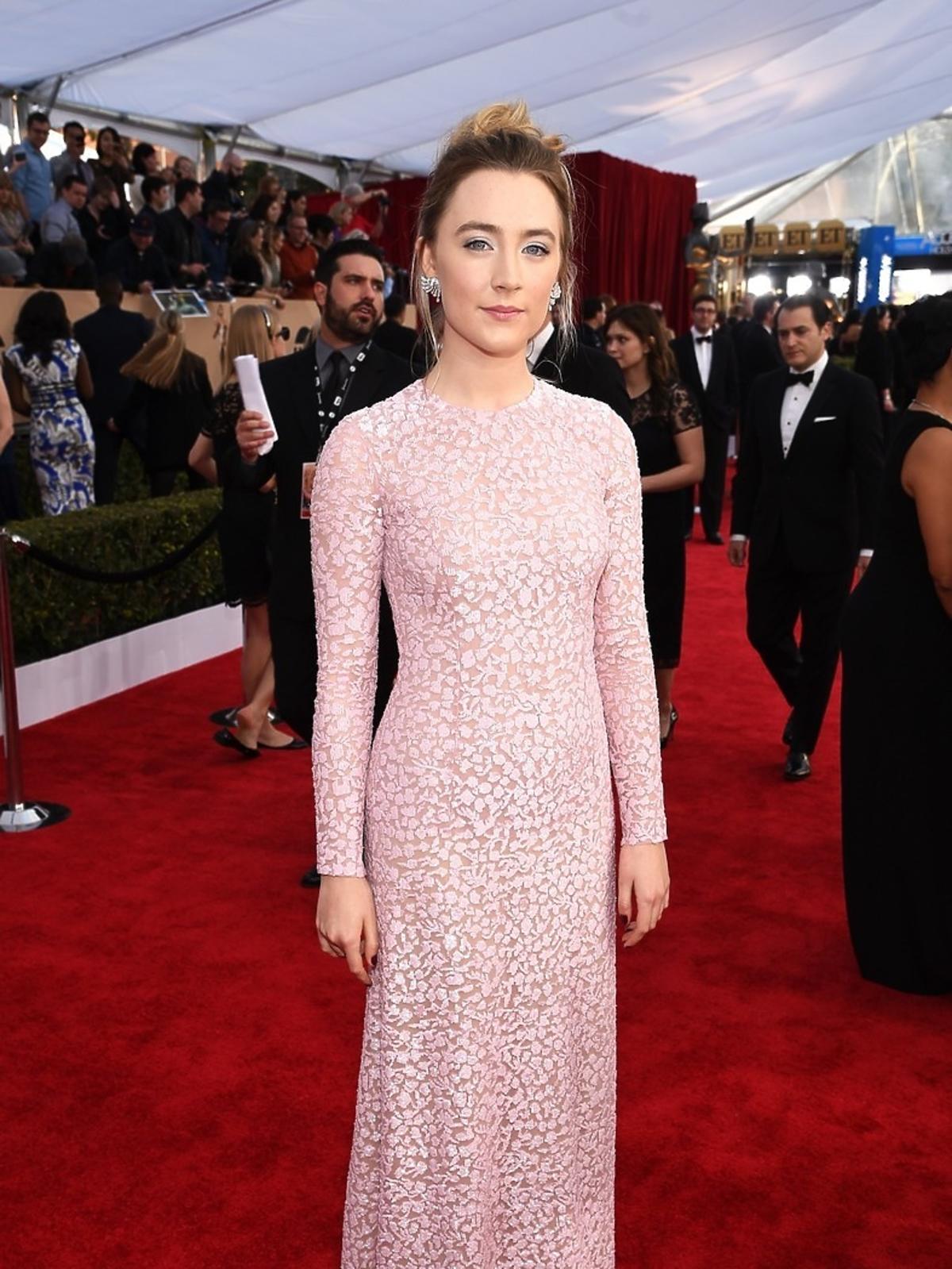 Saoirse Ronan w pastelowej różowej sukni do ziemi na czerwonym dywanie
