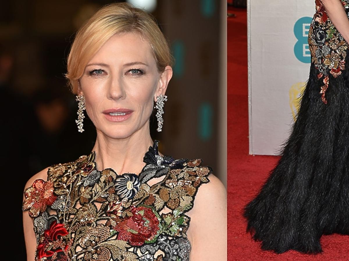 Cate Blanchett w sukni bogato zdobionej na górze i z czarnych piór na dole na czerwonym dywanie