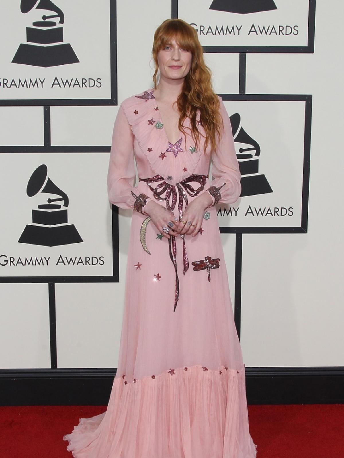 Florence Welch w różowej sukni w gwiazdki