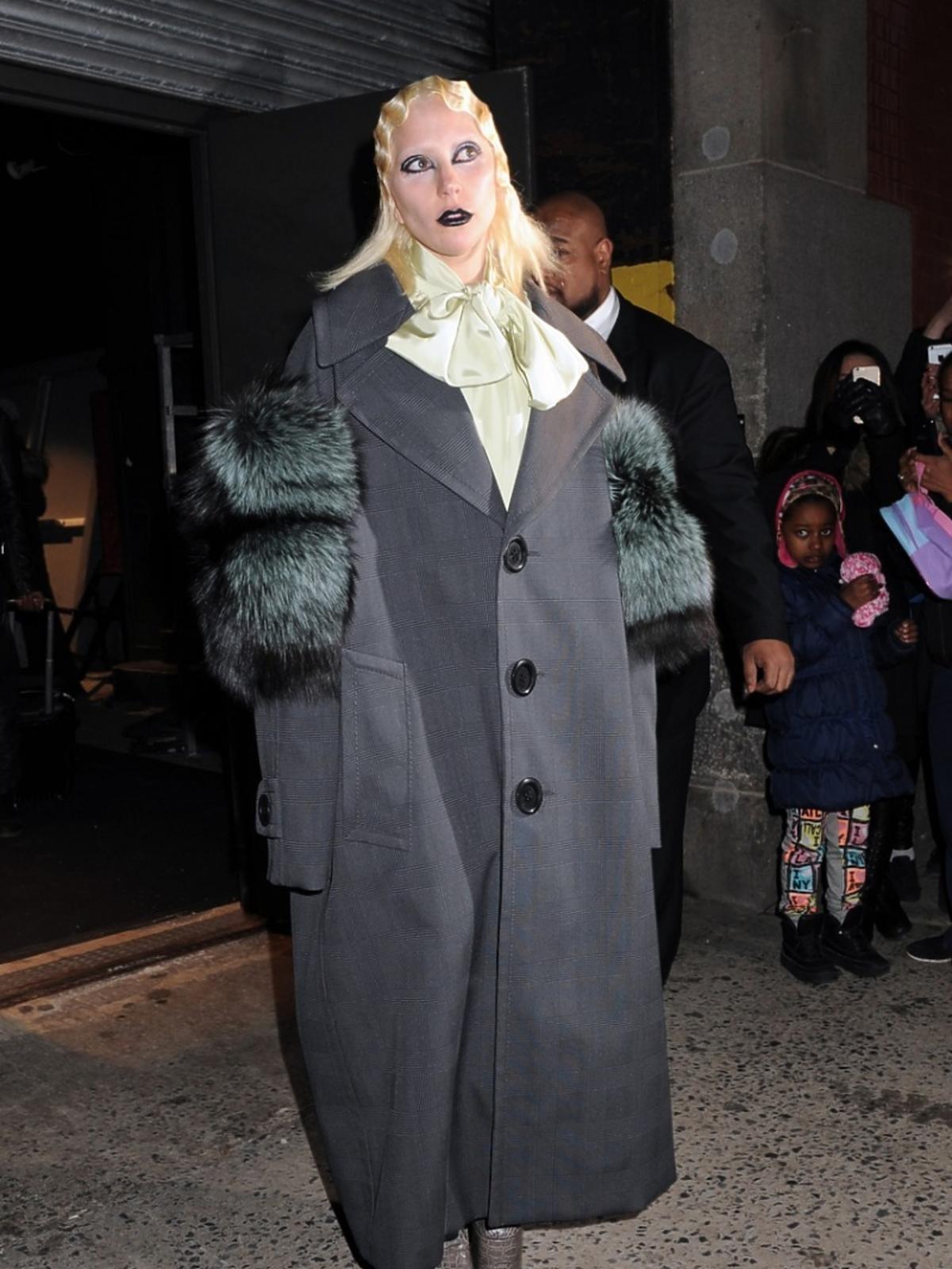 Lady Gaga w szarym płaszczu