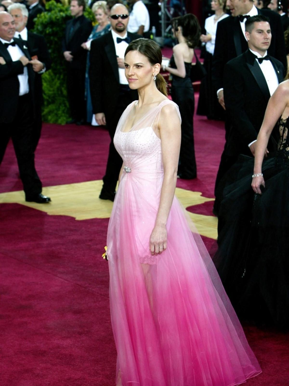 Hilary Swank w różowej sukni