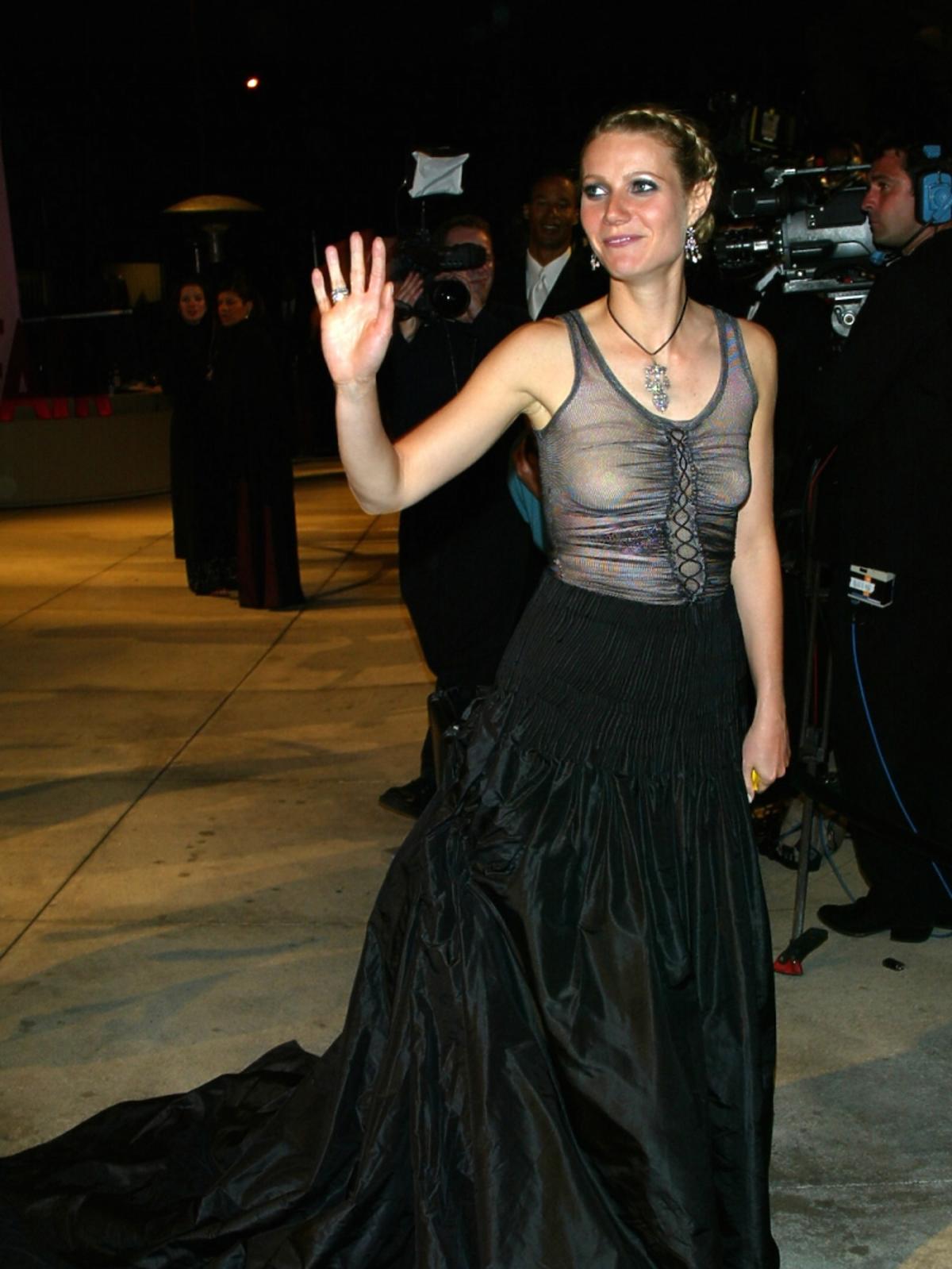 Gwyneth Paltrow w czarnej sukni transparentnej na górze