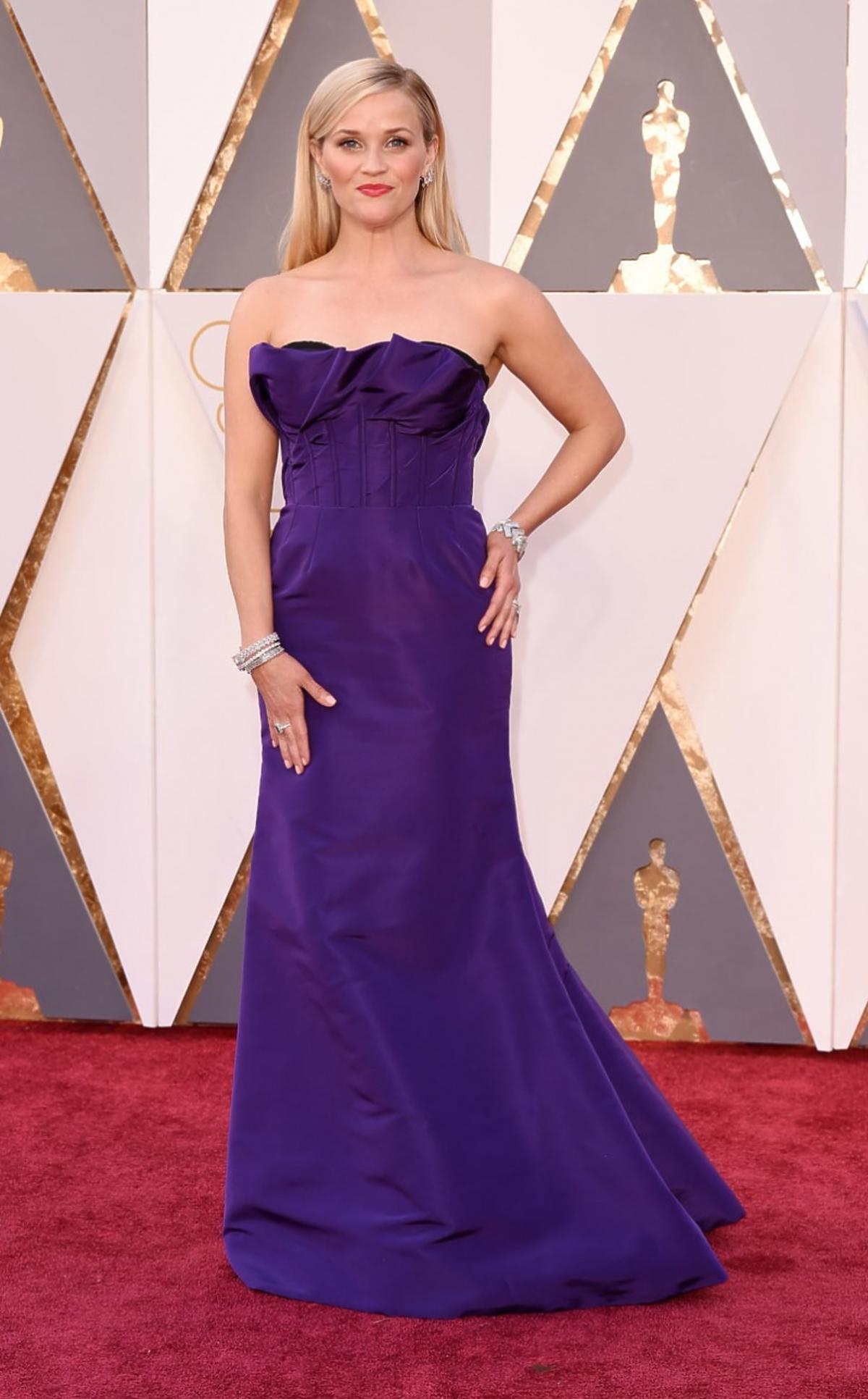 Reese Witherspoon w fioletowej sukni do ziemi