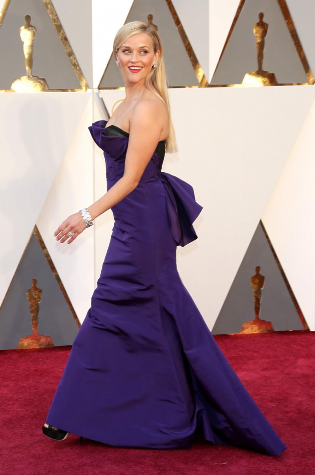 Reese Witherspoon w fioletowej sukni do ziemi