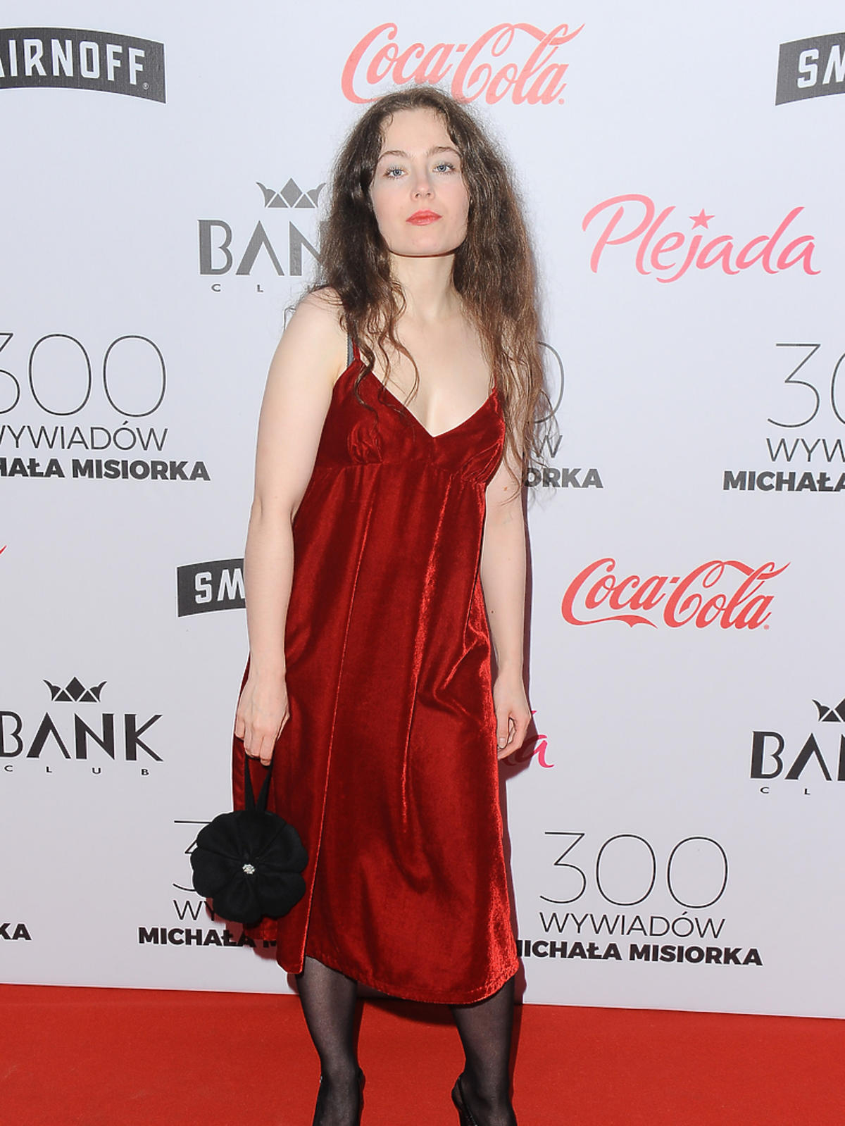 Sara Muldner w czerwonej sukience