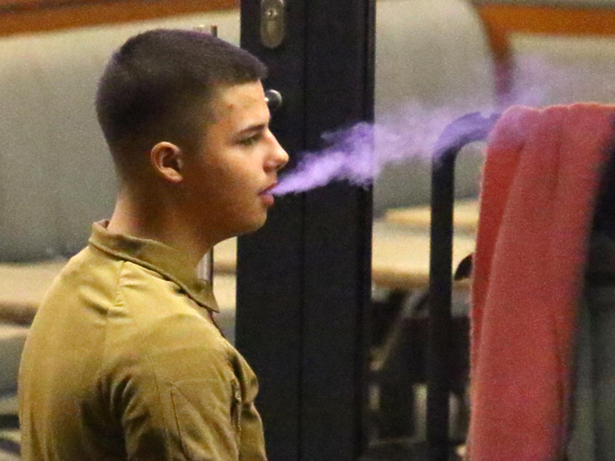 15-letni Allan, syn Edyty Górniak pali papierosa