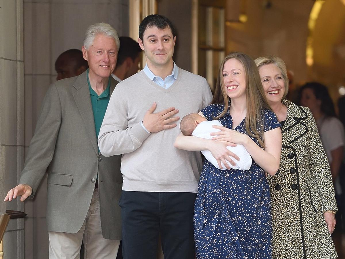20 czerwca 2016 rok, Chelsea w towarzystwie najbliższej rodziny opuszcza szpital po urodzeniu synka Aidana 