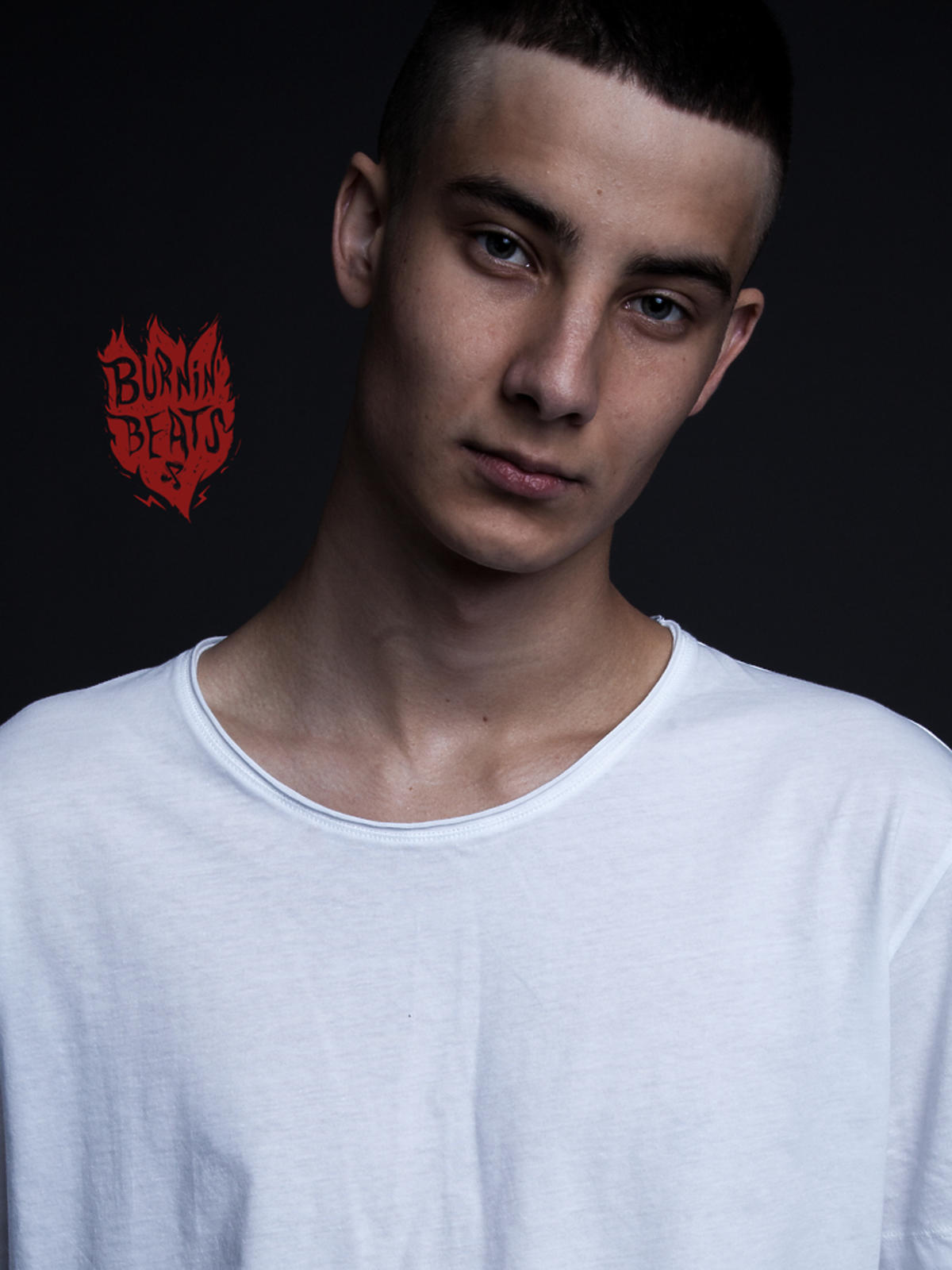 Adam Boguta w białej bluzce