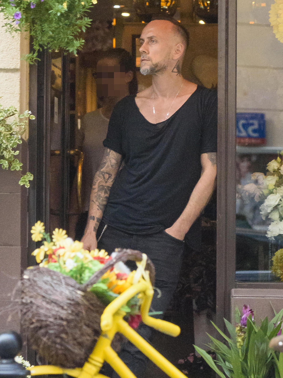 Adam Nergal Darski kupuje kwiaty