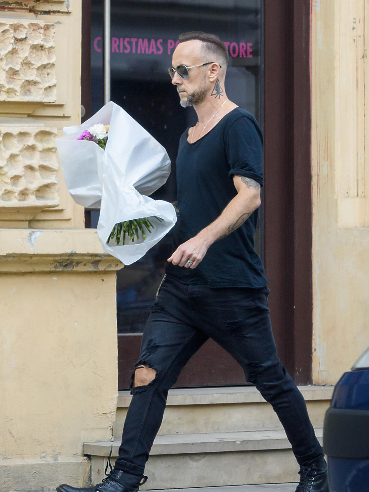 Adam Nergal Darski kupuje kwiaty