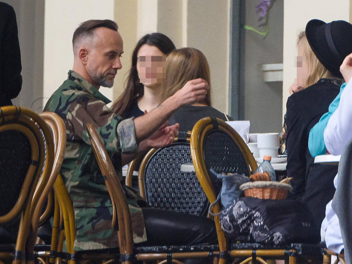 Adam Nergal Darski kupuje kwiaty