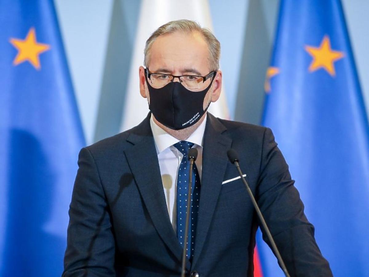 Adam Niedzielski w maseczce ochronnej