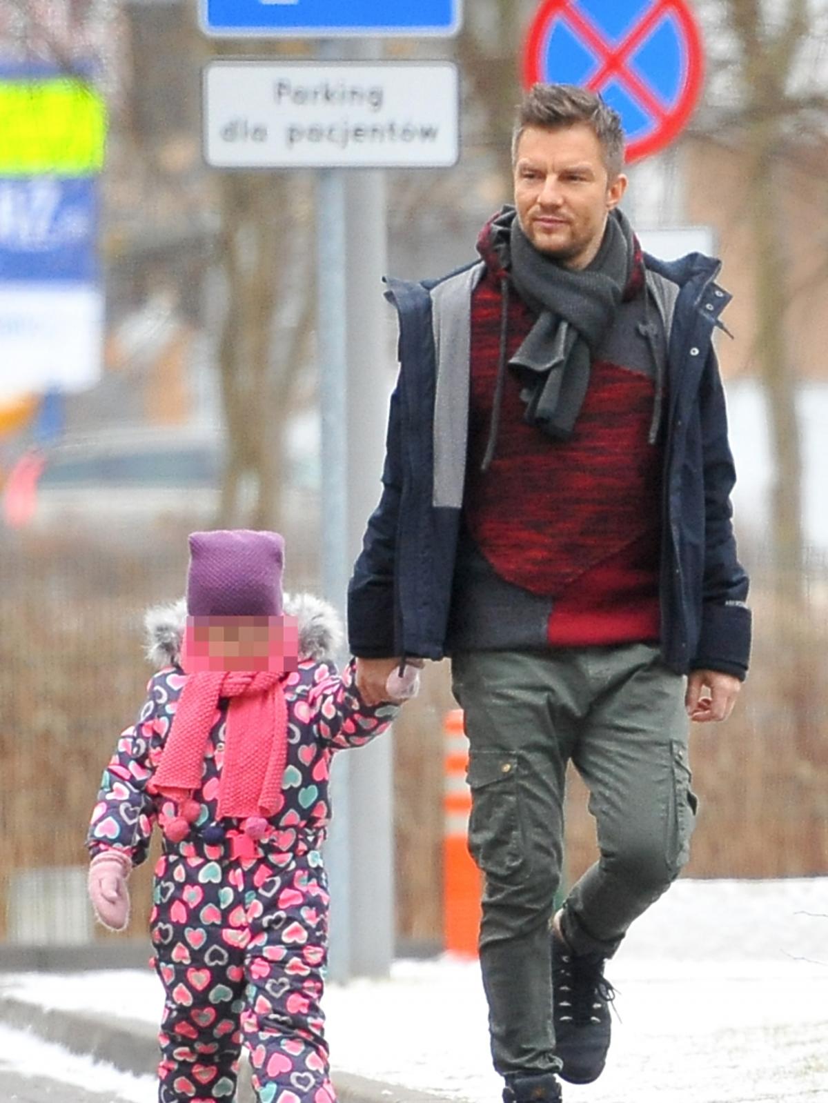 Adam Sztaba z córką partnerki w drodze do szpitala