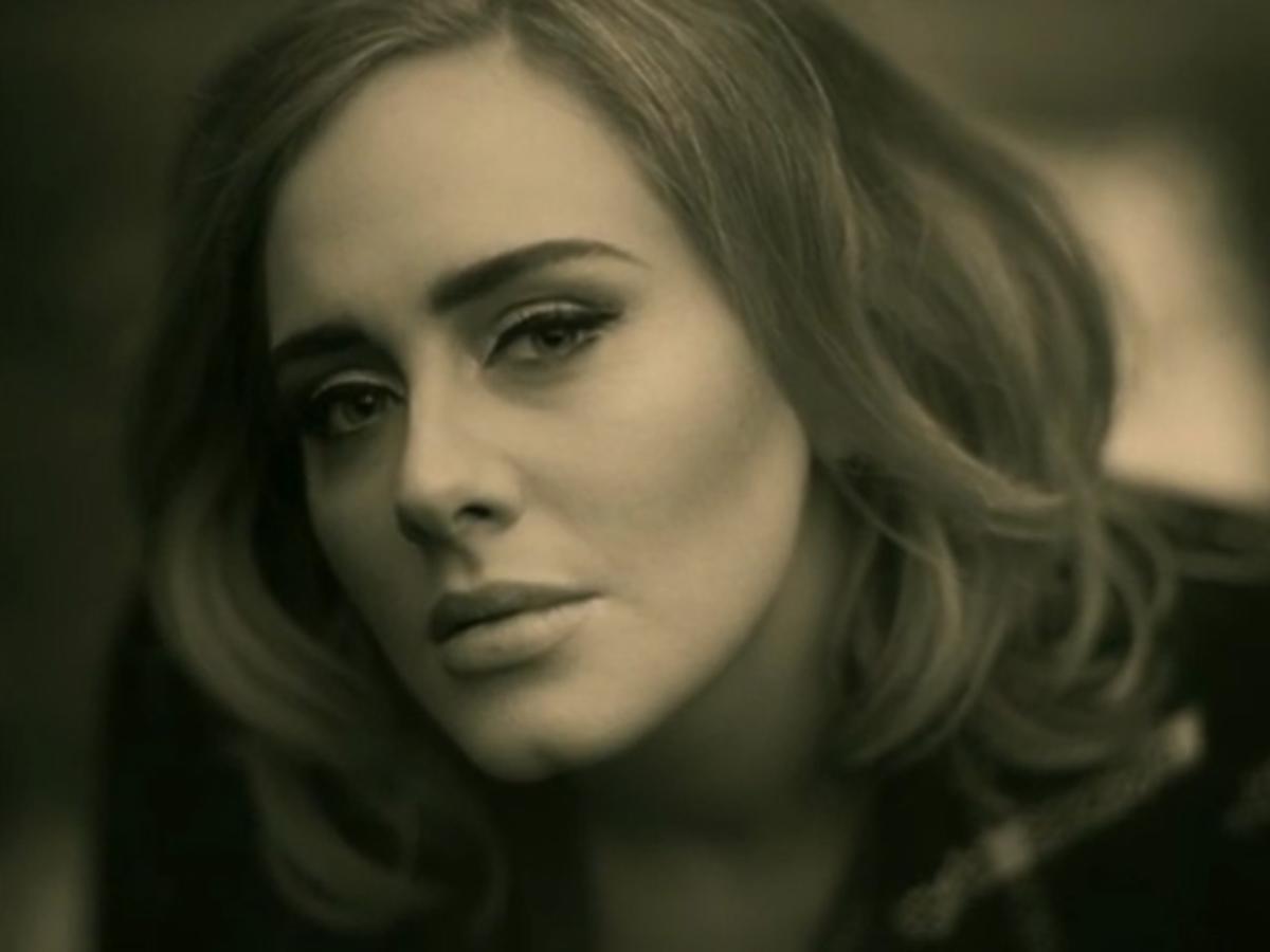Adele kadr do teledysku Hello