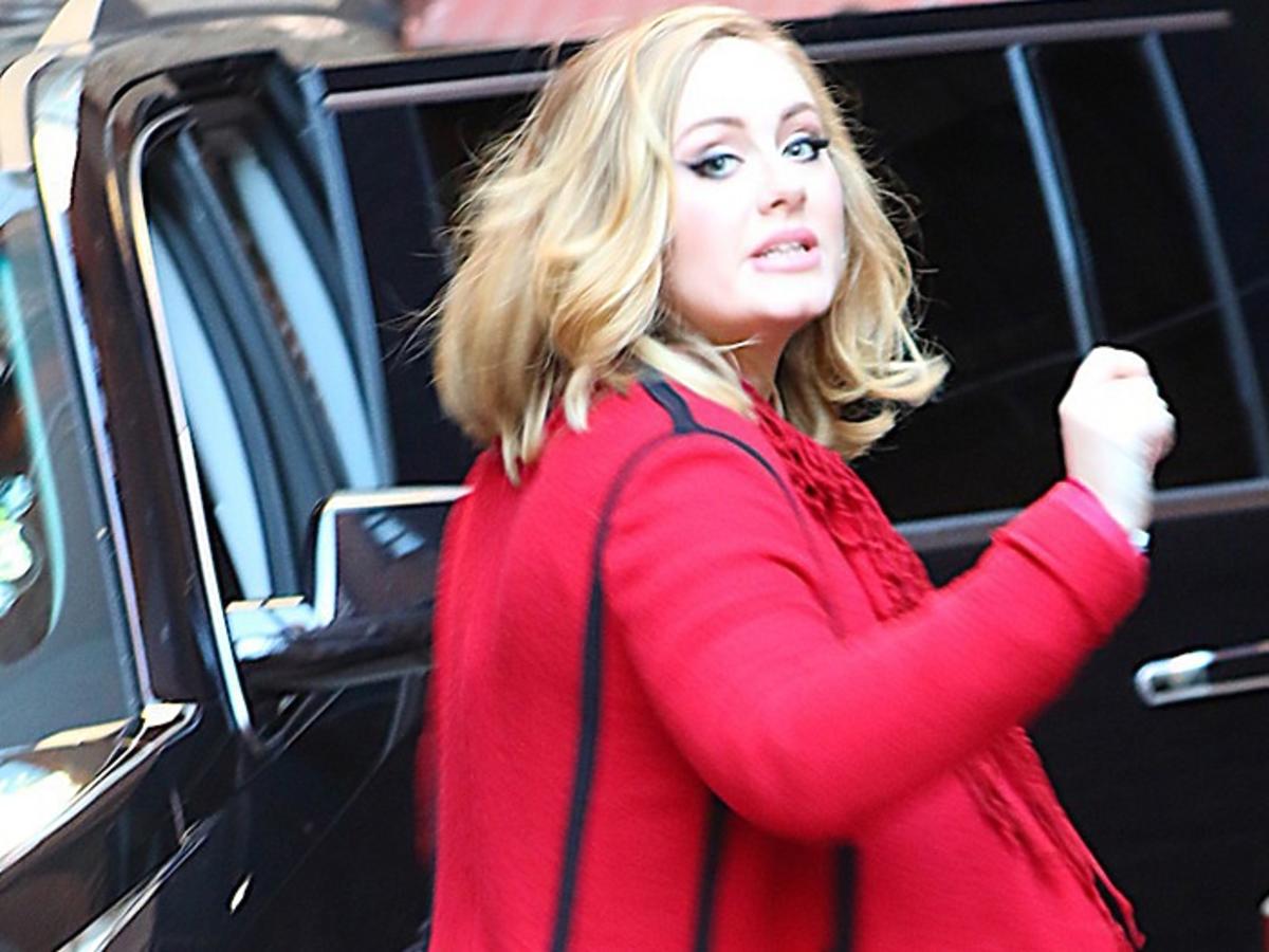 Adele w czerwonym płaszczu w Nowym Jorku