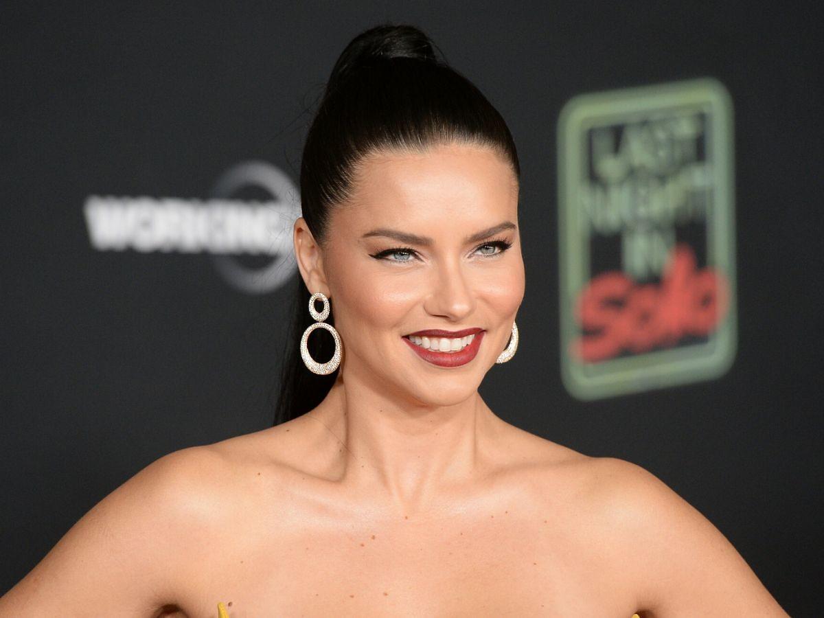Adriana Lima eksponuje odkryty ciążowy brzuszek 