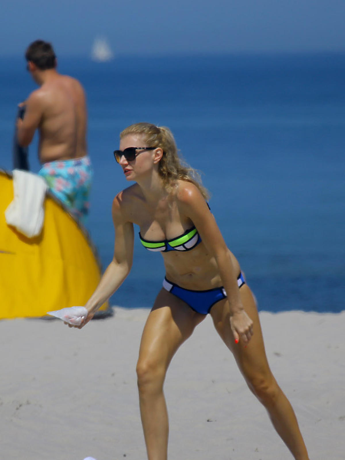 Agata Błaszczykowska na plaży w kostiumie